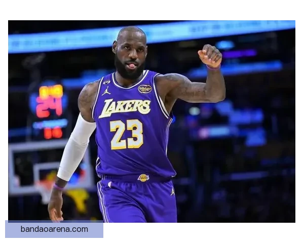 詹姆斯本赛季85次扣篮超前两年 获盛赞：退役前应拿五千万年薪